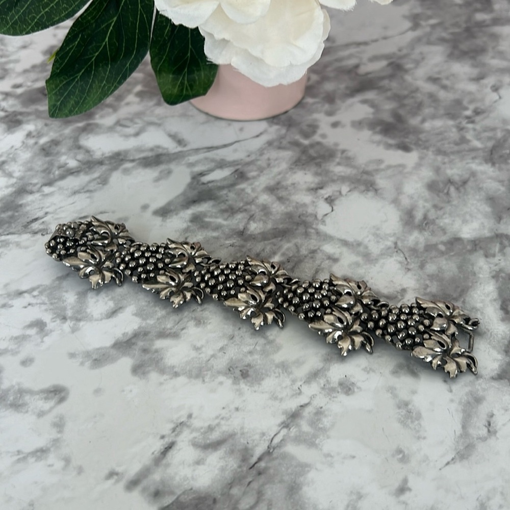 Vintage grape leaf silver toned bracelet 6.75-7”